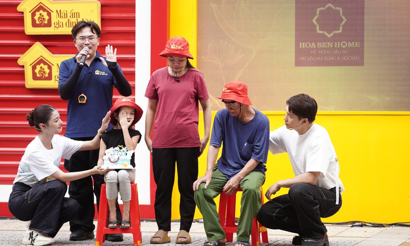 Người cha bật khóc khi "Mái ấm gia đình Việt" tạo bất ngờ cho con gái tám tuổi- Ảnh 1.