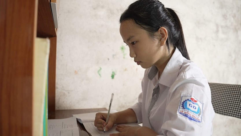 Quỳnh Chi trầm cảm vì mất cha, mẹ làm xa, anh trai khiếm khuyết - Mái ấm gia đình Việt - Ảnh 1.