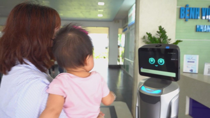 Robot hỗ trợ hướng dẫn, bước tiến mới trong chuyển đổi số tại Bệnh viện Nhân dân Gia Định - Ảnh 1.