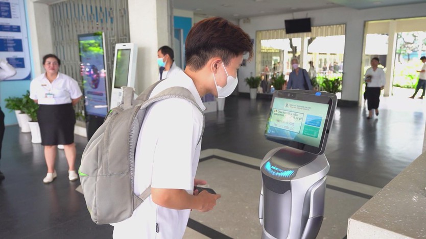 Robot hỗ trợ hướng dẫn, bước tiến mới trong chuyển đổi số tại Bệnh viện Nhân dân Gia Định - Ảnh 2.