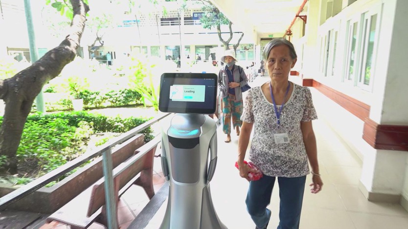 Robot hỗ trợ hướng dẫn, bước tiến mới trong chuyển đổi số tại Bệnh viện Nhân dân Gia Định - Ảnh 4.