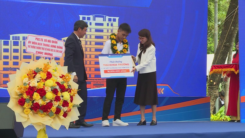 TP.HCM: Trường Đại học Khoa học Tự nhiên trao 22 tỷ đồng học bổng cho tân sinh viên - Ảnh 2.
