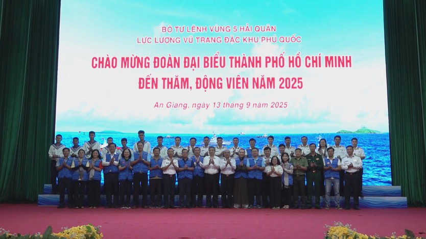 Đoàn đại biểu TP.HCM thăm hỏi, động viên cán bộ, chiến sĩ và Nhân dân tại vùng biển Tây Nam - Ảnh 1.