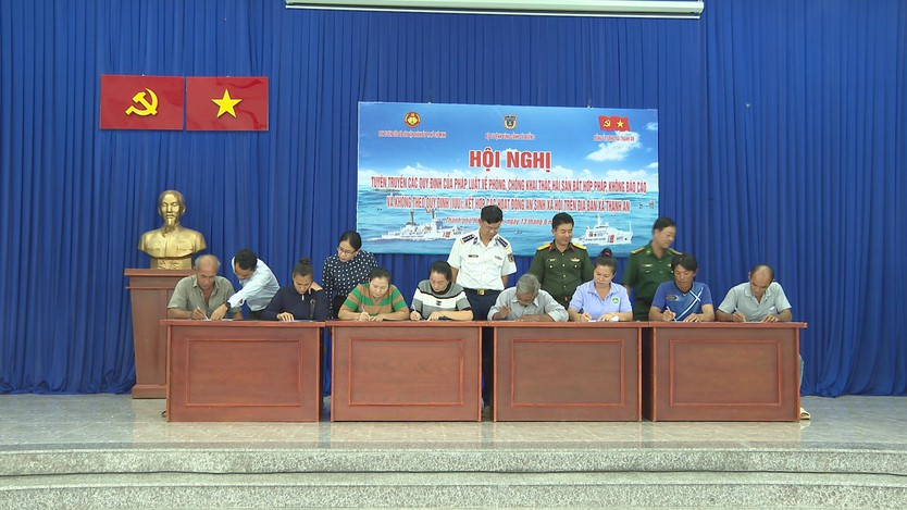 Nhiều hoạt động thiết thực hỗ trợ ngư dân bám biển, giữ vững chủ quyền- Ảnh 5.