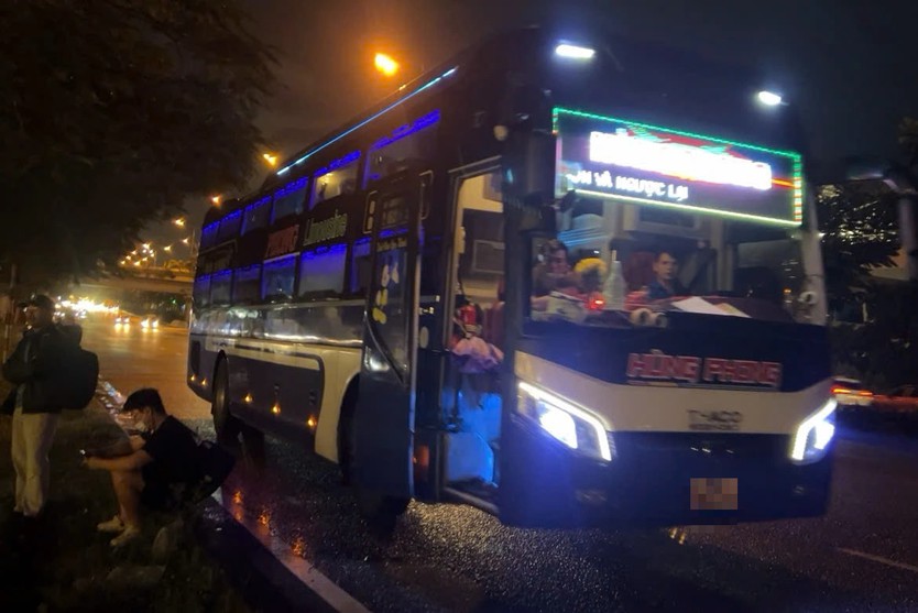 Xe khách vi phạm tràn lan ở cửa ngõ phía đông TP.HCM- Ảnh 5.