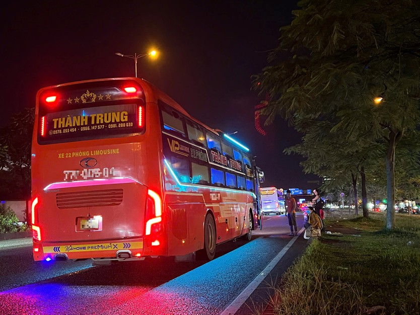 Xe khách vi phạm tràn lan ở cửa ngõ phía đông TP.HCM- Ảnh 6.