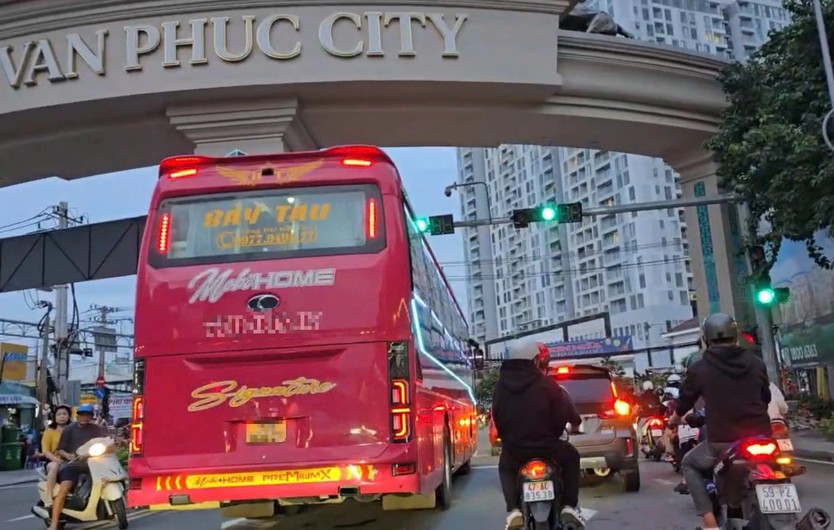 Xe khách vi phạm tràn lan ở cửa ngõ phía đông TP.HCM- Ảnh 2.