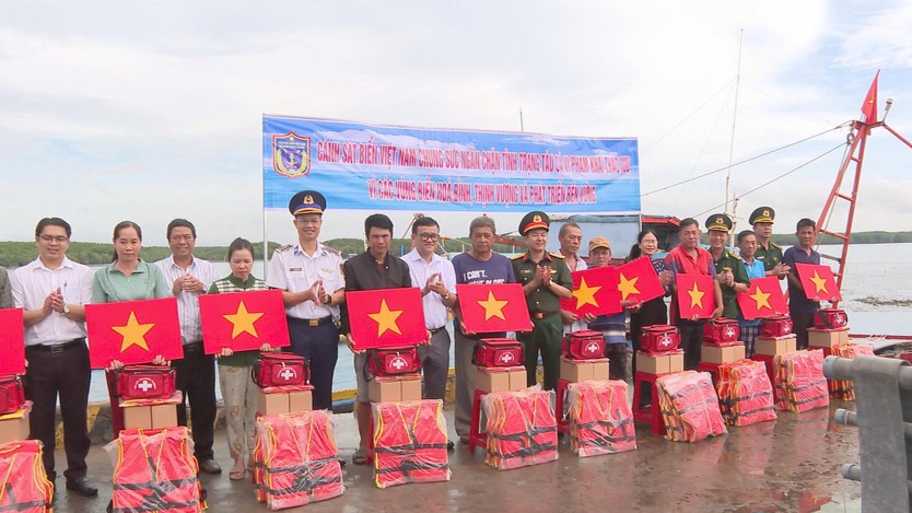 Nhiều hoạt động thiết thực hỗ trợ ngư dân bám biển, giữ vững chủ quyền- Ảnh 3.