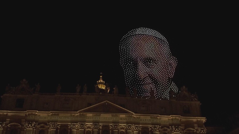 Hàng ngàn drone thắp sáng bầu trời Vatican trong buổi hòa nhạc "Cầu nguyện cho thế giới"  - Ảnh 1.