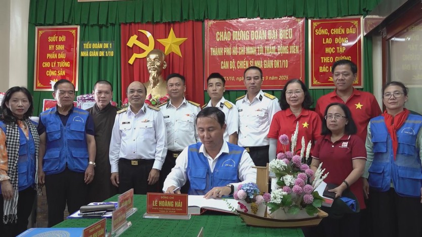 Đoàn đại biểu TP.HCM đến thăm cán bộ, chiến sĩ Nhà giàn DK1 - Ảnh 2.