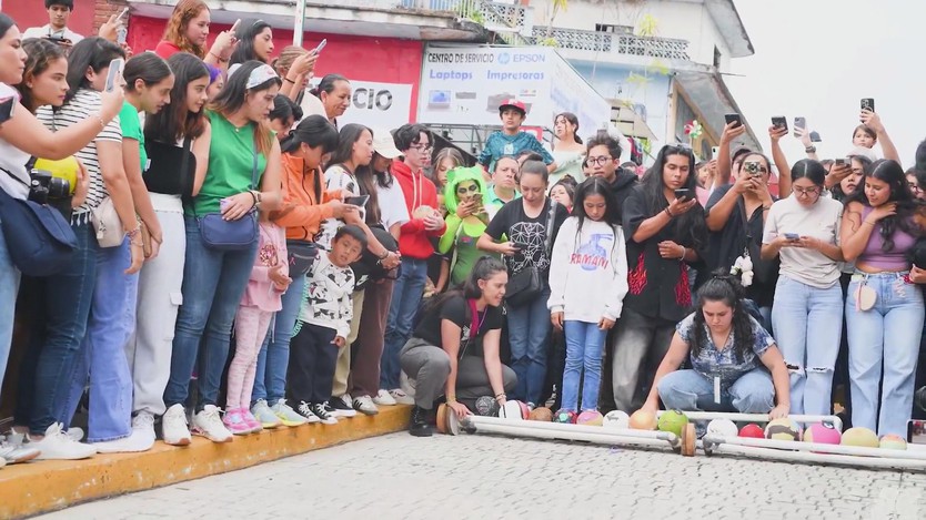 Mexico: Thi lăn dưa ở Veracruz - Ảnh 2.