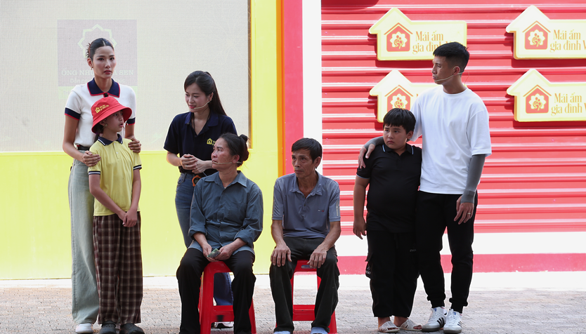 Lâm Vỹ Dạ đau lòng trước cô bé dân tộc Thái ở vùng sâu vùng xa - Mái ấm gia đình Việt - Ảnh 2.
