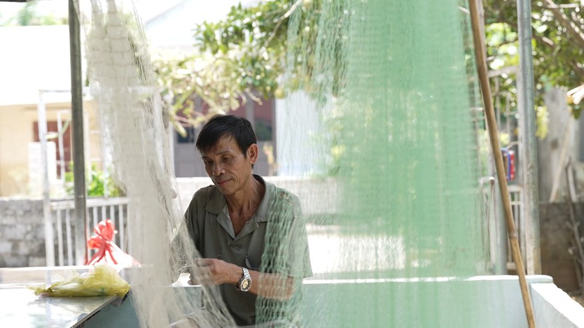 Gia đình em Lê Na sống nhờ rau rừng, gạo trợ cấp - Mái ấm gia đình Việt - Ảnh 8.