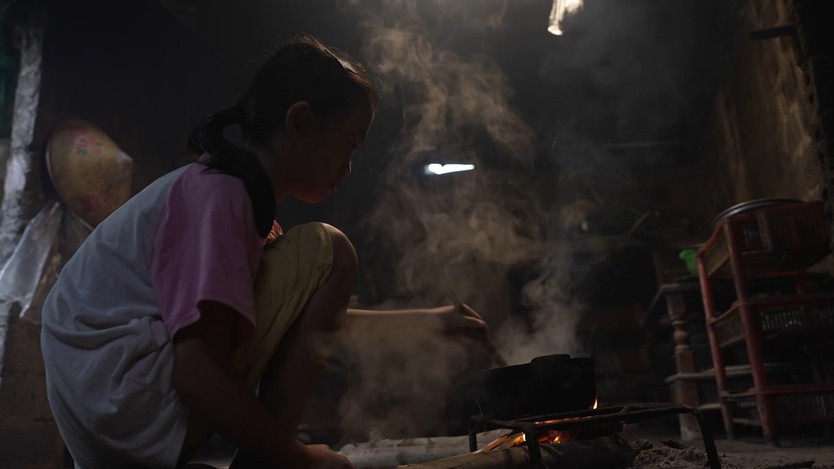 Vi Thị Viện: Cô bé dân tộc Thái mồ côi cha, chỉ mong mẹ khỏi bệnh - Mái ấm gia đình Việt - Ảnh 10.