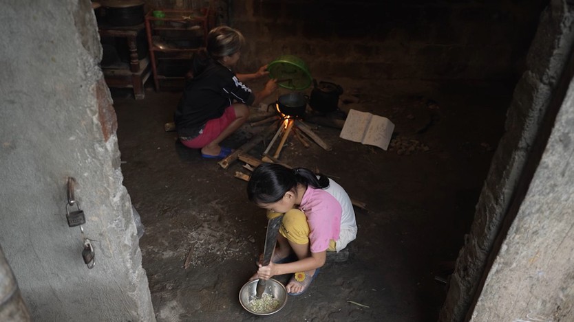 Vi Thị Viện: Cô bé dân tộc Thái mồ côi cha, chỉ mong mẹ khỏi bệnh - Mái ấm gia đình Việt - Ảnh 11.