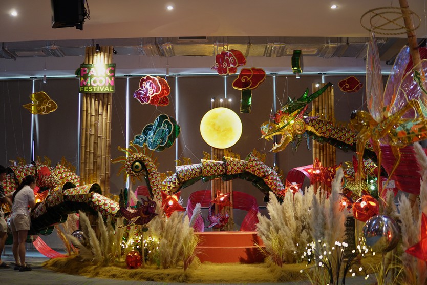 Lung linh mùa trăng tại Parc Mall: Những chiếc đèn lồng kể chuyện dân gian - Ảnh 1.