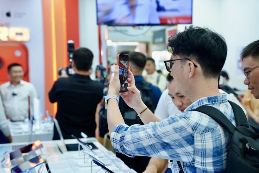 iPhone 17, iPhone Air “gây sốt” ngày chính thức mở bán tại Việt Nam - Ảnh 3.