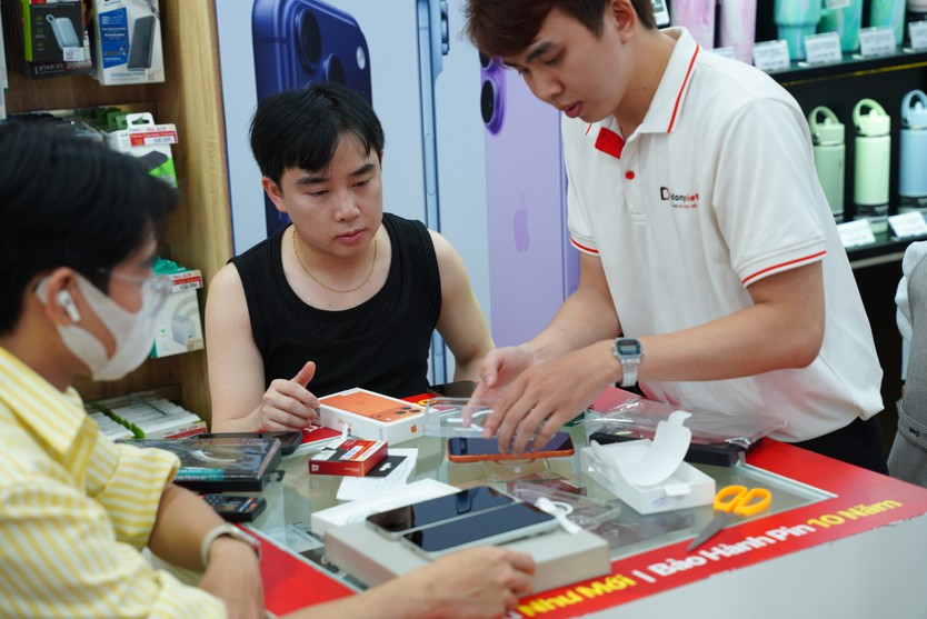 iPhone 17, iPhone Air “gây sốt” ngày chính thức mở bán tại Việt Nam - Ảnh 4.