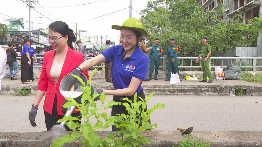 Thành đoàn TP.HCM ra quân Ngày Chủ nhật xanh lần thứ 161 năm 2025, hưởng ứng Chiến dịch Làm cho thế giới sạch hơn- Ảnh 3.