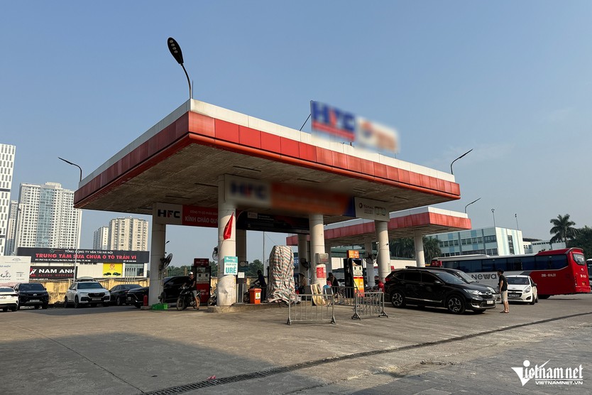 Mercedes lùi trúng cột bơm xăng ở Hà Nội gây cháy dữ dội, nhân viên hoảng hốt tháo chạy- Ảnh 2.
