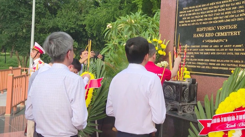 Dâng hương tưởng niệm anh hùng liệt sỹ tại Côn Đảo - Ảnh 4.