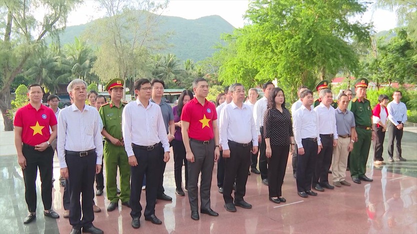 Dâng hương tưởng niệm anh hùng liệt sỹ tại Côn Đảo - Ảnh 1.