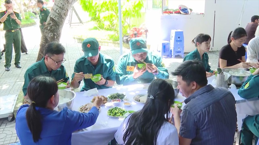 Ấm lòng người dân với chương trình “Bữa cơm 0 đồng” tại đặc khu Côn Đảo - Ảnh 4.