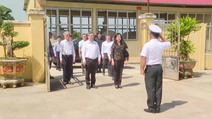 Bộ Y tế thăm, động viên cán bộ, chiến sĩ lực lượng vũ trang Côn Đảo - Ảnh 3.