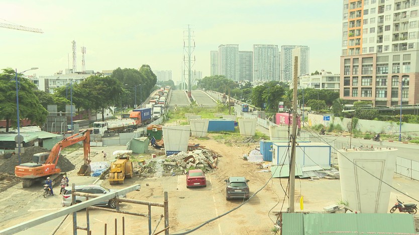 Phát triển hạ tầng giao thông, tiền đề để TP.HCM chắp cánh vươn xa - Ảnh 1.