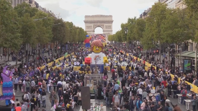 Paris ngập tràn màu sắc trong lễ hội Lego - Ảnh 2.