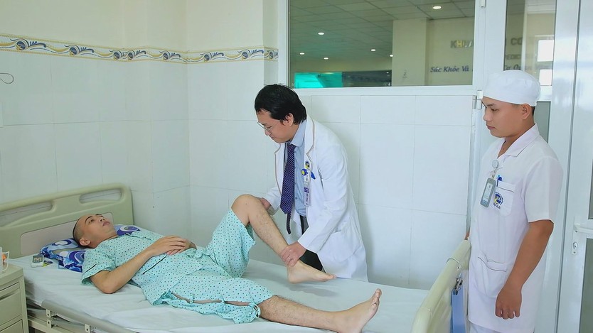 Liên tiếp thay khớp háng thành công cho người trẻ bị hoại tử chỏm xương đùi nặng - Ảnh 1.