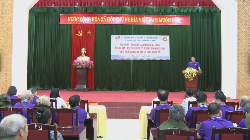 Đoàn trí thức TP.HCM trao quà hỗ trợ người dân và học sinh khó khăn tại Cao Bằng - Ảnh 3.