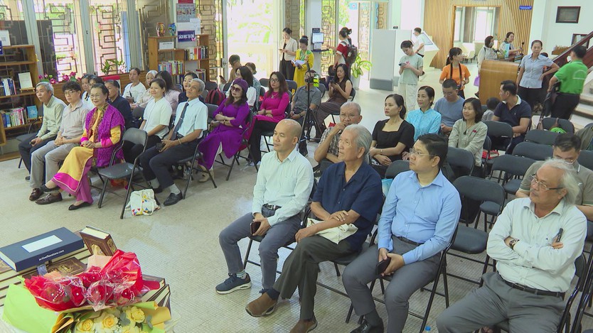 Ra mắt sách “Thơ Hoàng đế Thiệu Trị – Đỉnh cao nghệ thuật ngôn từ” - Ảnh 3.