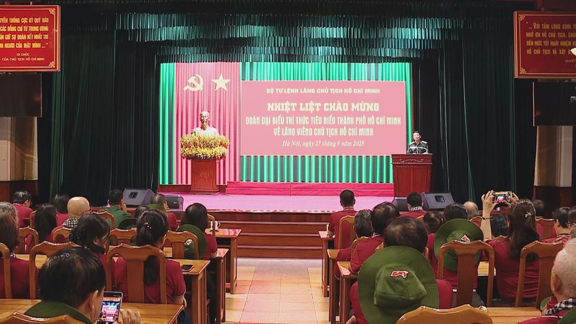 Trí thức TP.HCM tri ân Bác Hồ trong hành trình về nguồn- Ảnh 1.