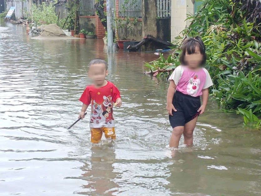 VIDEO: Bão số 10 Bualoi giật cấp 15 quét qua, nhiều nơi ngập chìm trong “biển” nước- Ảnh 1.