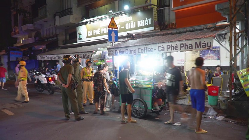 Vỉa hè bệnh viện TP.HCM: Ra quân xử lý, tình trạng lấn chiếm giảm rõ rệt - Ảnh 2.