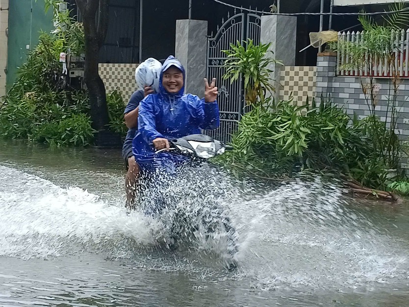 VIDEO: Bão số 10 Bualoi giật cấp 15 quét qua, nhiều nơi ngập chìm trong “biển” nước- Ảnh 2.