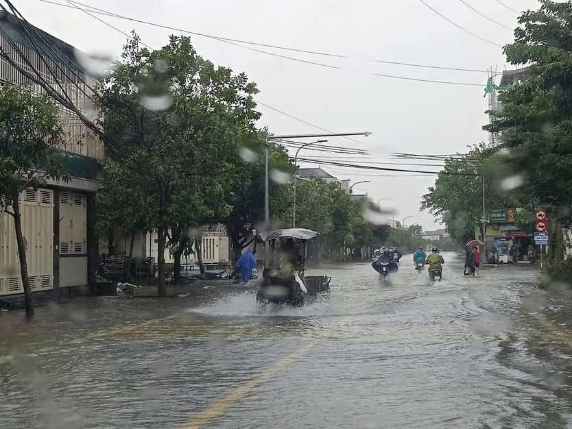 VIDEO: Bão số 10 Bualoi giật cấp 15 quét qua, nhiều nơi ngập chìm trong “biển” nước- Ảnh 4.