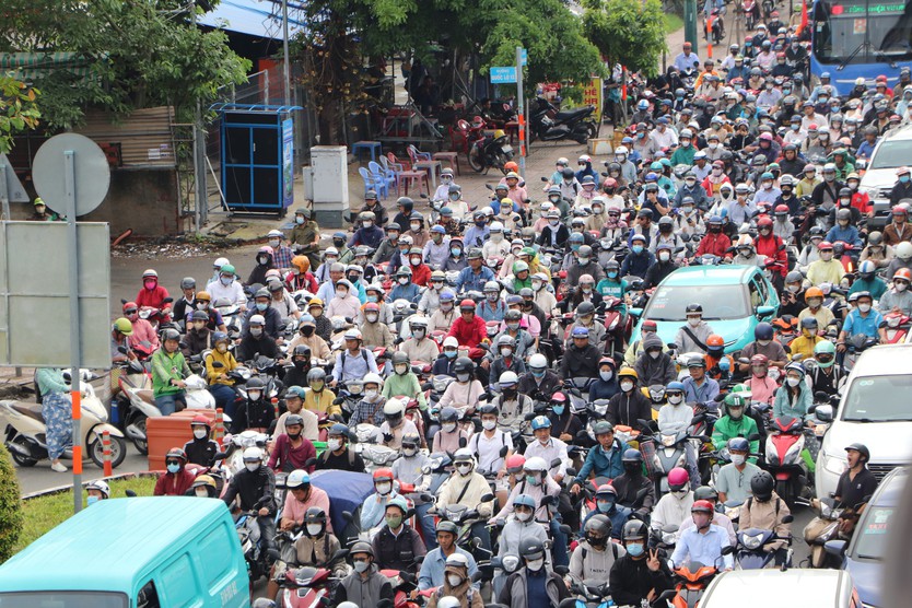Ùn tắc giao thông TP HCM nghiêm trọng tại cầu Bình Lợi ngày đầu trở lại làm việc - Ảnh 2.