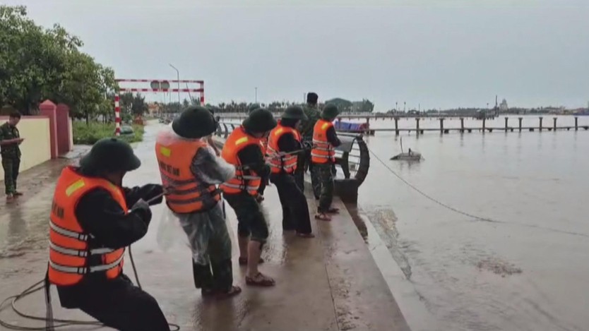 Lực lượng vũ trang Quảng Trị hỗ trợ nhân dân khắc phục bão số 10 - Ảnh 1.