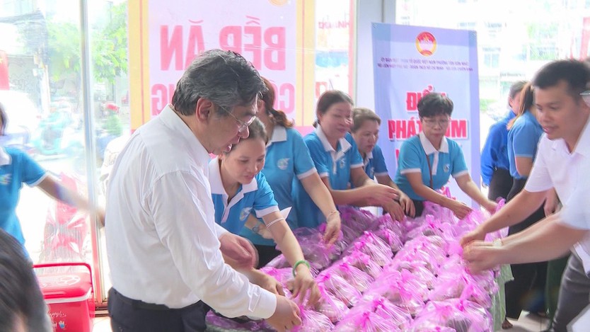 Ra mắt Bếp ăn cộng đồng phường Tân Sơn Nhất: Lan tỏa tinh thần nhân ái đến người dân khó khăn - Ảnh 2.
