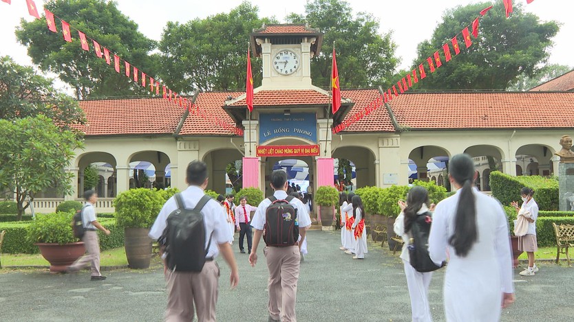 Trung tướng Mai Hoàng dự khai giảng năm học mới tại Trường THPT Chuyên Lê Hồng Phong - Ảnh 1.