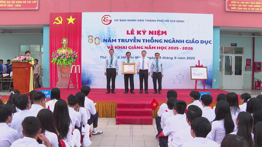 Đồng chí Dương Anh Đức dự lễ khai giảng năm học mới tại Trường THPT Nam Kỳ Khởi Nghĩa - Ảnh 3.