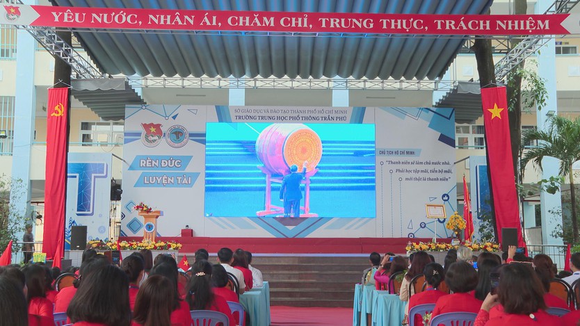 Chủ tịch UBND TP.HCM Nguyễn Văn Được dự lễ khai giảng năm học mới tại Trường THPT Trần Phú - Ảnh 2.