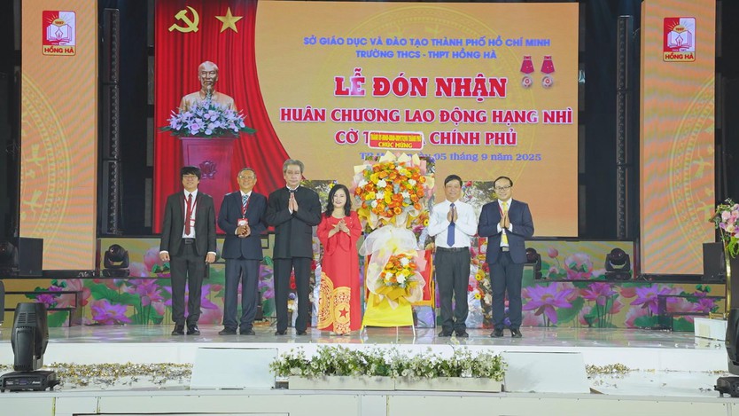 Trường THCS - THPT Hồng Hà khai giảng năm học 2025 - 2026 và đón Huân chương Lao động hạng Nhì- Ảnh 3.