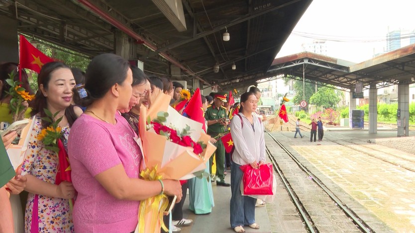 Ấm áp tình quân dân ngày đón chiến sĩ hoàn thành nhiệm vụ A80 trở về- Ảnh 1.