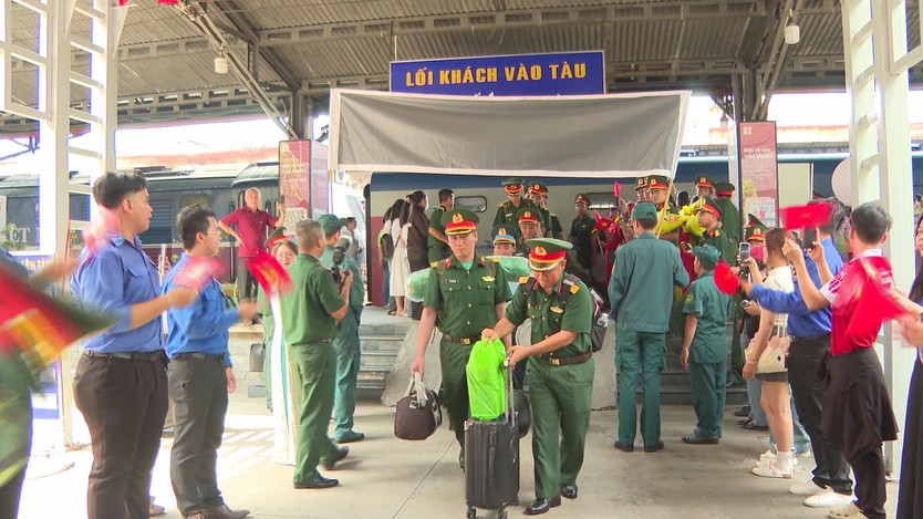 Ấm áp tình quân dân ngày đón chiến sĩ hoàn thành nhiệm vụ A80 trở về- Ảnh 4.