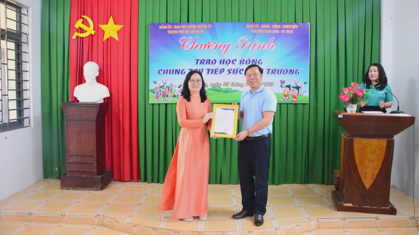 Tri ân các Anh hùng Liệt sĩ, tiếp sức cho học sinh vượt khó- Ảnh 4.