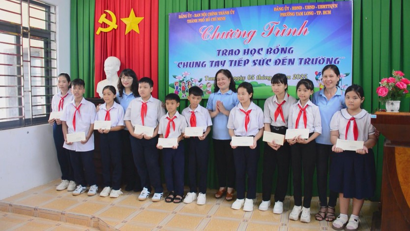 Tri ân các Anh hùng Liệt sĩ, tiếp sức cho học sinh vượt khó- Ảnh 5.
