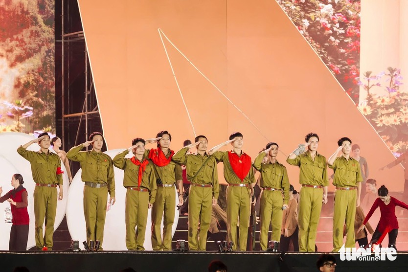 Nguyễn Hùng "Còn gì đẹp hơn" và "Mưa đỏ": Từ 5 khán giả đến concert quốc gia- Ảnh 4.